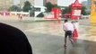 Un Supporter Anglais tacle deux de ses amis sous la pluie ! Euro 2016
