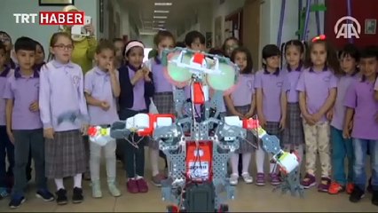 Bu robot Ankara havası oynuyor