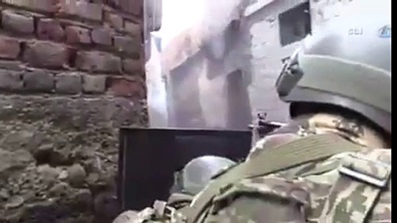 ŞANLI ASKERLERİMİZ HAİNLERİ YAKALARKEN İZLEYİN !!!!