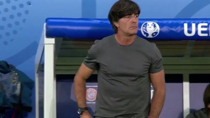 Que faisait l’entraîneur allemand pendant le match Allemagne - Ukraine ?