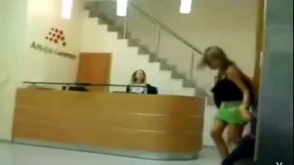 أقوى لقطة صارتلي ليوم  طفل ينزع لأمه ملابسها ههههههههههههههههههههه