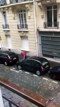 Il tombe dans une flaque de pisse après avoir uriné