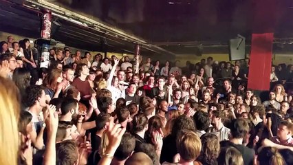 Une chanteuse se permet de faire un selfie pendant qu'elle chante durant un concert explosif