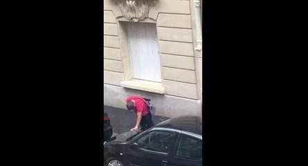 Un supporter ivre pisse dans la rue et tombe dans sa flaque