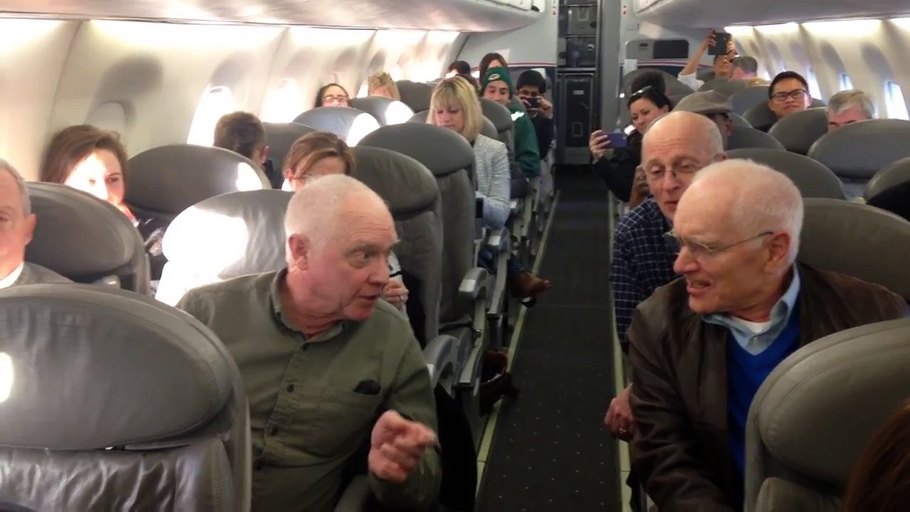 Ils sont coincés dans un avion depuis des heures, puis ce qu'ils font? INCROYABLE!