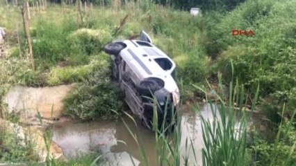 Kocaeli - Lastiği Patlayan Otomobil Su Kanalına Uçtu