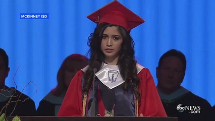 Major de promo, elle révèle devant tout son lycée qu'elle est sans papiers et tacle Trump