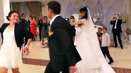 ♥ ОТ ЕЕ ТАНЦА МУЖИКИ КУРЯТ В СТОРОНКЕ ♥Свадьба ♪