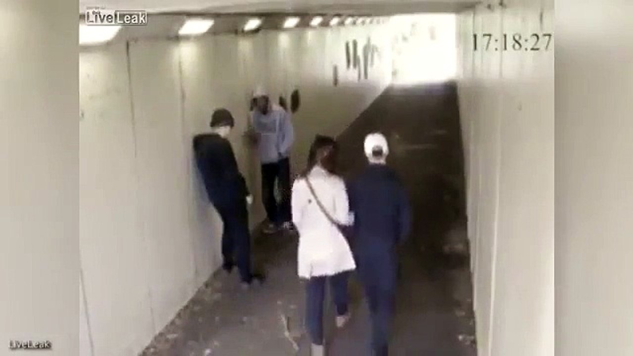 Il défonce les deux abrutis qui s'en prennent à sa nana en 5 secondes