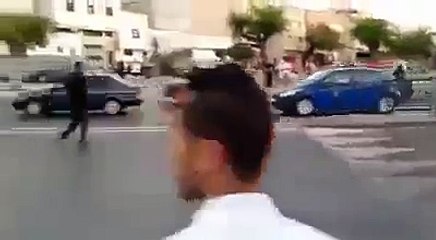 شخص يعترض الموكب الملكي في مدينة الرباط