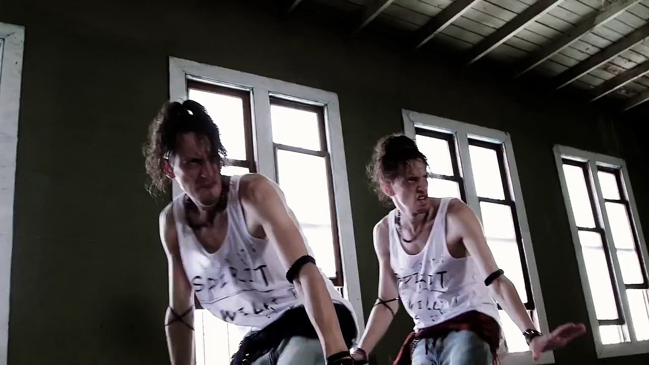 Невозможно отвести взгляд… Эти близнецы просто начали танцевать в пустой комнате. Но когда камера показала их ноги…