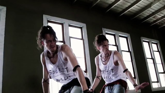 Невозможно отвести взгляд… Эти близнецы просто начали танцевать в пустой комнате. Но когда камера показала их ноги…