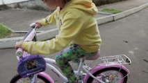 ВЛОГ Детские игры VLOG Катаемся на велосипеде juegos para niños