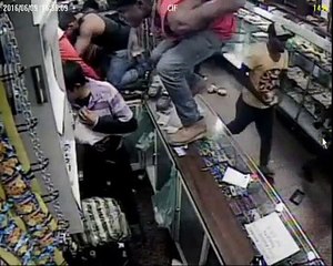Así quedó registrado el saqueo de una panadería en La Urbina