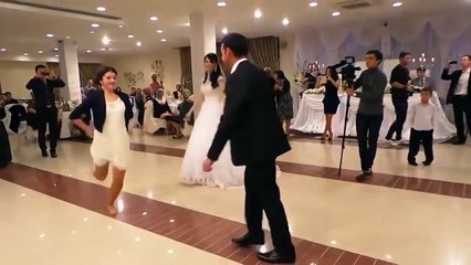 ♥ ОТ ЕЕ ТАНЦА МУЖИКИ КУРЯТ В СТОРОНКЕ ♥Свадьба ♪