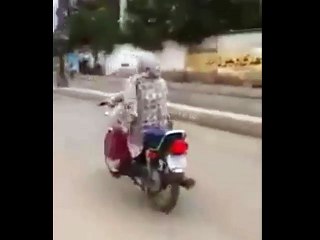 Women Driving Motor Cycle Honda 125 - Pakistani Funny Videos