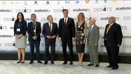 Sánchez llega al Palacio de Congresos de la mano de su esposa