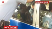 В Симферополе на день россии мужчина вышел на улицу с украинским флажком, чем привлёк к себе внимание предателей