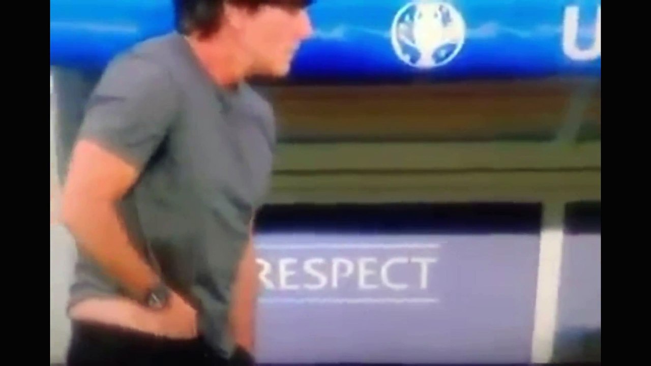 Bundestrainer Joachim Löw mit der Hand in der Hose