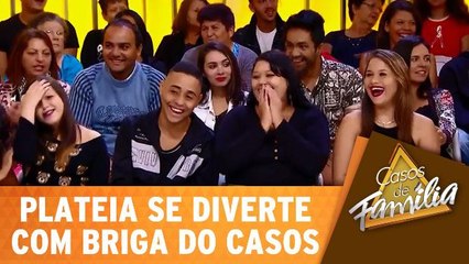 Plateia do Casos de Família se diverte com briga dos convidados!