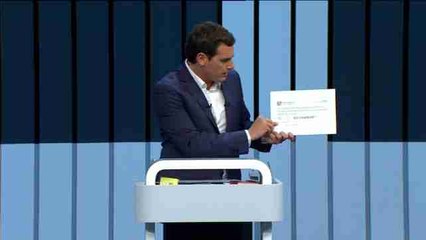 Rivera reprocha a Iglesias que esconda subir el IRPF en un catálogo de Ikea