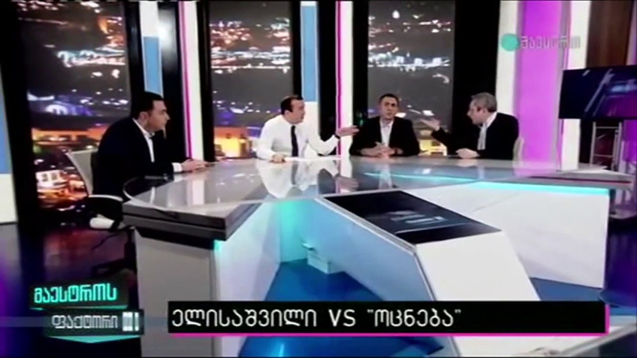 Canlı yayında siyasetçiler yumruk yumruğa kavga etti