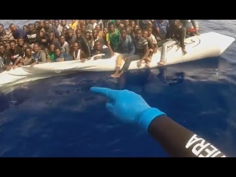 Lampedusa - Migranti, la nave Dattilo della Guardia Costiera salva 130 persone (13.06.16)