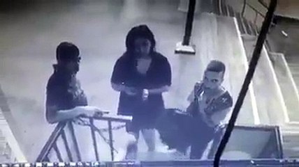 Il vomit sur sa copine