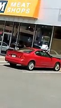 Un Canadien menace des policiers avec une machette et se fait taser plusieurs fois ! - vidéo Dailymotion