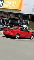 Un Canadien menace des policiers avec une machette et se fait taser plusieurs fois ! - vidéo Dailymotion