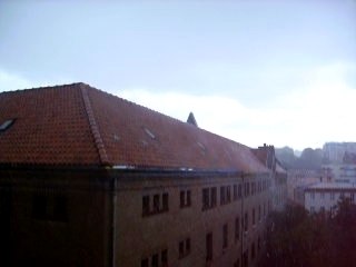 Averse de pluie et grêle.