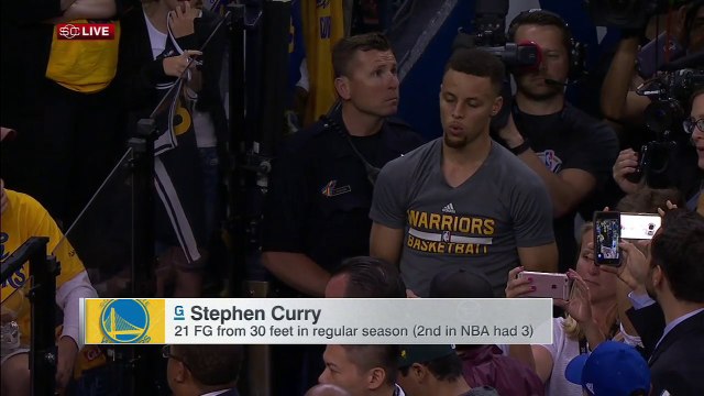 Stephen Curry galère à rentrer son traditionnel shoot depuis le tunnel