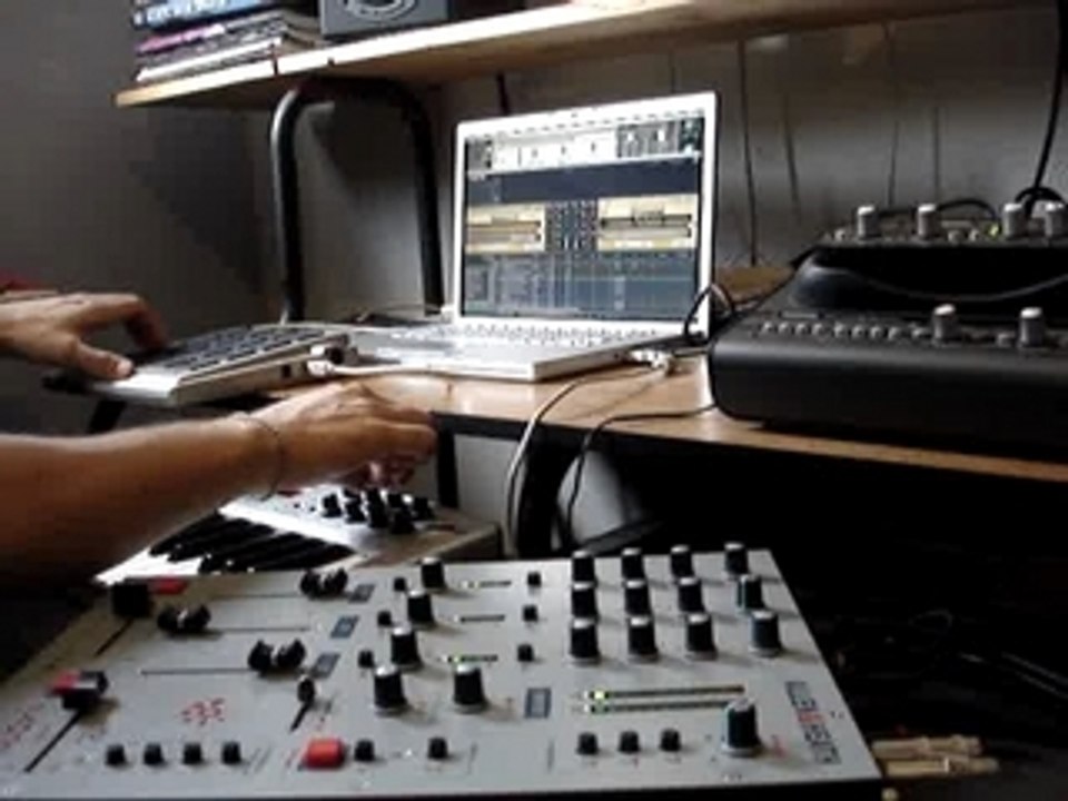 MIXING with Traktor and a DJ mixer