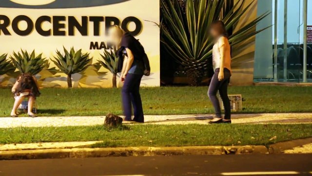 Ces passants n'auraient pas du s'approcher de cette petite fille qui pleurait dans la rue !