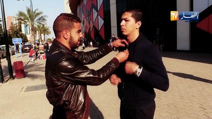 دزيري و فحل الحلقة 08 كيف يتصرف الجزائريون كي يشوفو واحد طاحتلو حاجة من جيبو ؟