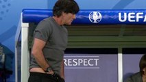 L’entraîneur allemand Joachim Löw aime se sentir les doigts!