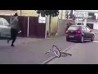 سائق دراجة ينتقم من سيارة اصطدمت به عمدا