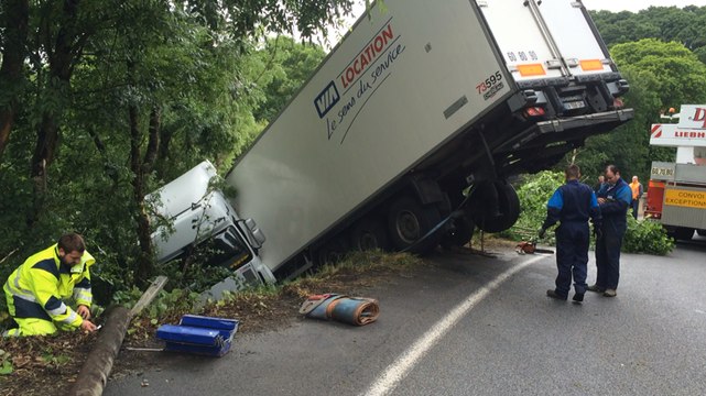 Impressionnant accident à Kergloff : un camion dans un ravin