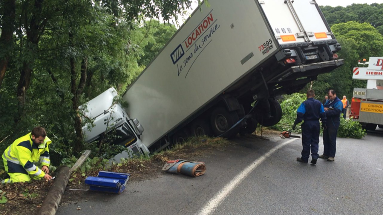 Impressionnant accident à Kergloff : un camion dans un ravin