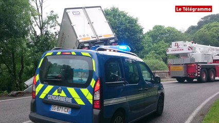 Kergloff (29). Un camion manque de tomber dans un ravin