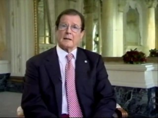 Vyslanec dobré vůle UNICEF Sir Roger Moore děkuje Amway