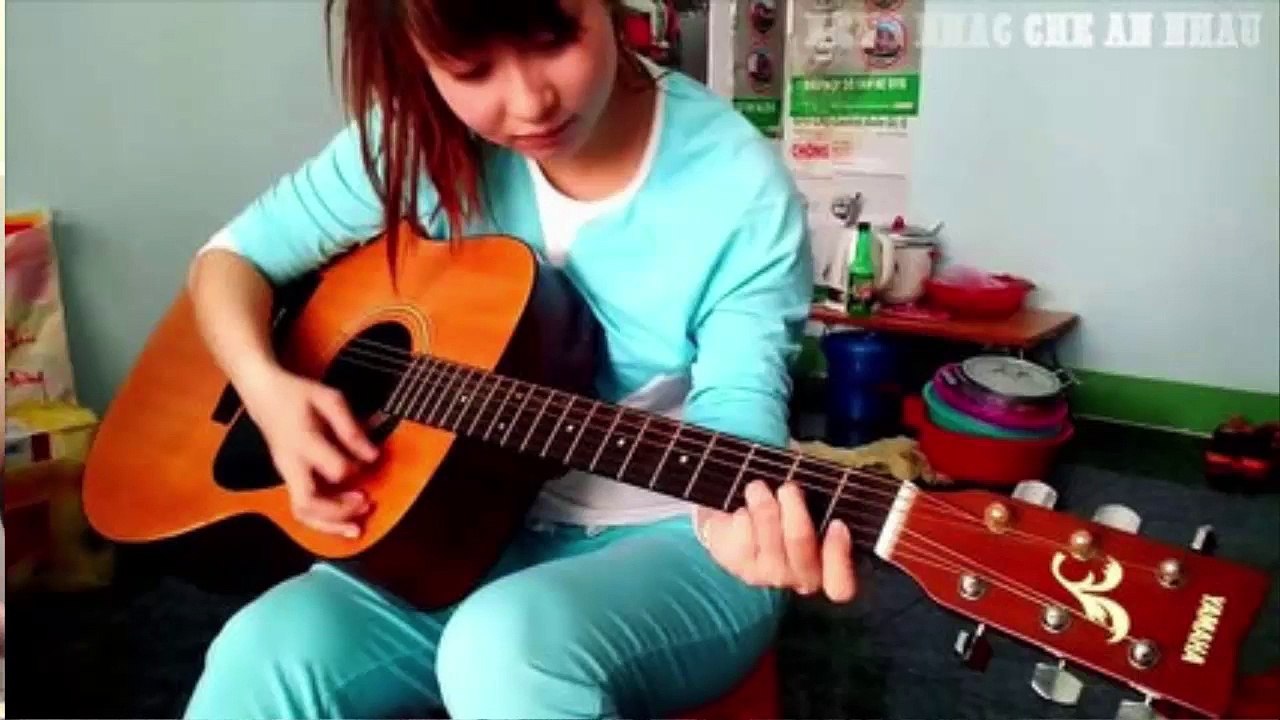 Em Gái Gỏ Bo Bằng Muỗng Hát Nhạc Chế Sexy Hay Và Hot 2016