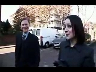 Elle se fait rabaisser par des ouvriers...Regardez de quelle manière elle va se venger