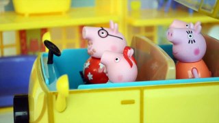 Pig George e Familia Peppa Pig Na Areia Movedica!!! Em Portugues TototoyKids