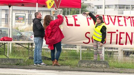 Des manifestants aux abords de l'aéroport ce mardi