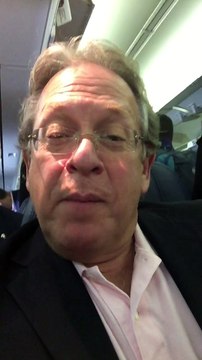 Elle crie au nez d'un gamin qui pleure dans un avion lol