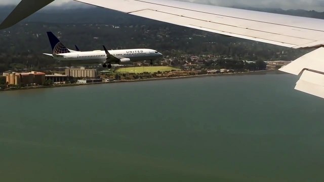 Atterrissage de 2 avions exactement en même temps à l'aéroport !