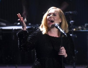 Adele Belçika'daki Konserinde Gözyaşlarına Engel Olamadı