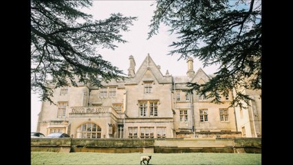 Une demoiselle saute à l'eau en plein milieu du mariage, puis elle resort avec ça dans les bras!