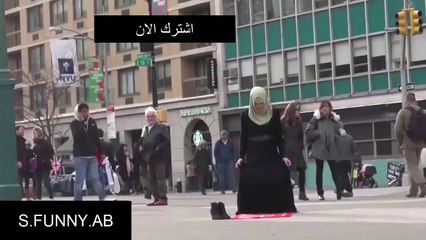 شاهد رد فعل المارة عند رؤيتهم لفتاة تصلى في الشارع
